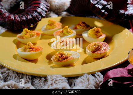 Satans Rezept höllisch verteufelte Eier mit Hörnern Stockfoto