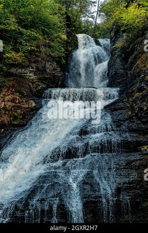 Dingmans fällt Wasserfall gefroren in Bewegung an schönen Sommertag in Delaware Pennsylvania Stockfoto