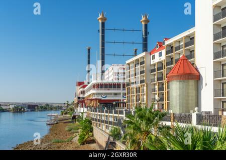 Laughlin, NV, USA – 27. August 2021: Außenansicht des Colorado Belle Hotel and Casino am Rande des Colorado River in Laughlin, Nevada. Stockfoto