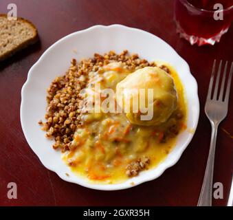 Portion gekochter Buchweizen mit Fleischbällchen Stockfoto