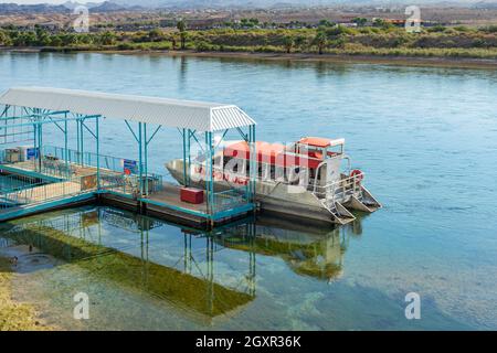 Laughlin, NV, USA – 27. August 2021: Das London Jet Touring Boot dockte am Colorado River in Laughlin, Nevada an. Stockfoto