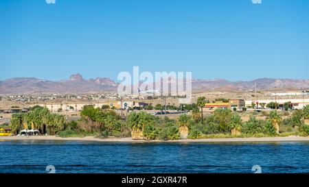 Laughlin, NV, USA – 27. August 2021: Ein kommerzielles Düsenflugzeug, das tief fliegt, um am Bullhead City Airport zu landen, aus der Sicht von Laughlin, Nevada. Stockfoto