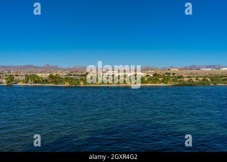 Laughlin, NV, USA – 27. August 2021: Blick auf Bullhead City, Arizona, und den Colorado River von Laughlin, Nevada. Stockfoto