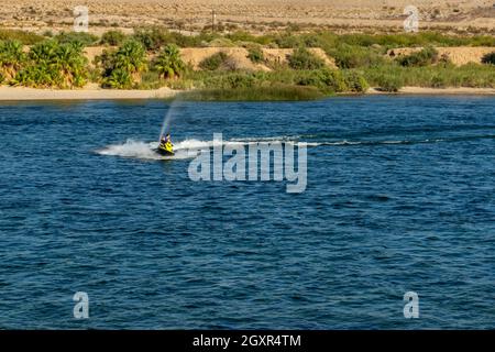 Laughlin, NV, USA – 27. August 2021: Ein Mann auf einem gelben Jet-Ski auf dem Colorado River in Laughlin, Nevada. Stockfoto