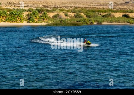 Laughlin, NV, USA – 27. August 2021: Ein Mann dreht auf einem Jetski auf dem Colorado River in Laughlin, Nevada, eine Kurve. Stockfoto