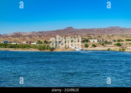 Laughlin, NV, USA – 27. August 2021: Blick auf den Colorado River und Bullhead City, Arizona von Laughlin, Nevada. Stockfoto