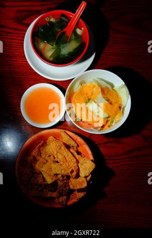 Japanische Vorspeisen, darunter knusprige Nudeln mit Salat und Miso-Suppe Stockfoto