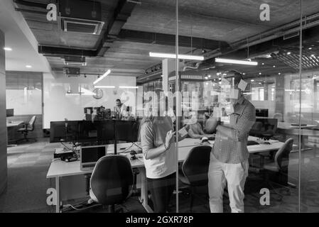 Start up Business Planung und Organisation mit junges Paar an moderne Büro innen schreiben Notizen auf Aufkleber Stockfoto