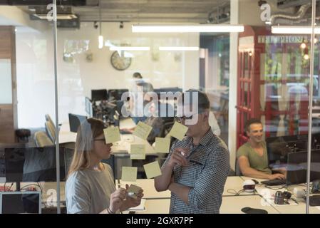 Start up Business Planung und Organisation mit junges Paar an moderne Büro innen schreiben Notizen auf Aufkleber Stockfoto