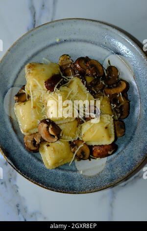 Käseravioli in einer toskanischen cremigen Sauce mit sautierten Crimini-Pilzen Stockfoto