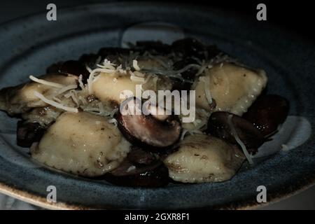 Käseravioli in einer toskanischen cremigen Sauce mit sautierten Crimini-Pilzen Stockfoto