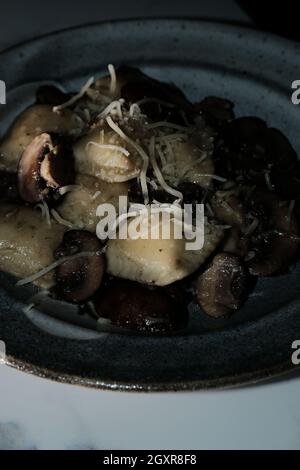 Käseravioli in einer toskanischen cremigen Sauce mit sautierten Crimini-Pilzen Stockfoto