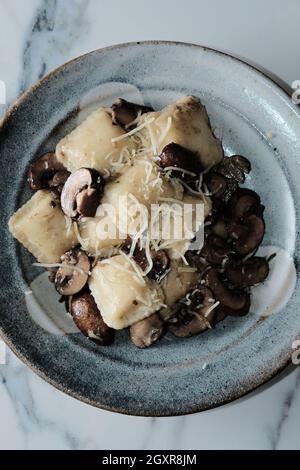 Käseravioli in einer toskanischen cremigen Sauce mit sautierten Crimini-Pilzen Stockfoto