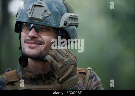 american Marine Corps Spezialoperationen Soldat Vorbereitung taktischen und Communication Ausrüstung für Action-Schlacht Nahaufnahme Stockfoto