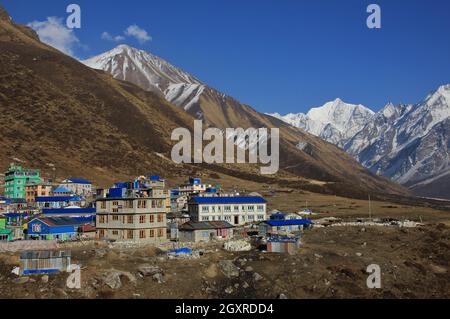 Dorf Kyanjin Gumba und Tserko Ri montieren. Schneebedeckte Berge Gangchenpo. Frühling im Langtang Tal, Nepal. Stockfoto