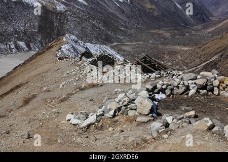 Szene im Langtang Nationalpark, Nepal. Dachlosen Steinhütten auf einem Bergrücken. Stockfoto