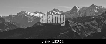 Mount Eiger und andere hohe Berge im Berner Oberland. Blick auf die Eiger-Nordwand. Berge Wetterhorn, Ewigschneehorn, Finsteraarhorn, Eiger Stockfoto