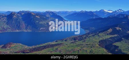 See-Thunersee und die Berge im Berner Oberland. Blick vom Berg Niesen, Schweiz. Stockfoto