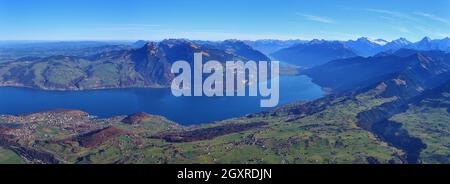 Herbsttag im Berner Oberland. Dörfer Spiez, Aeschi und Aeschiried. See-Thunersee. Mount Niederhorn. Blick vom Berg Niesen. Stockfoto