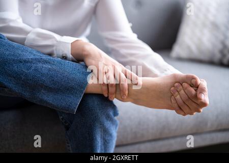 Frau Füße Callus Und Verletzten Fuß. Verletzte Ferse Stockfoto