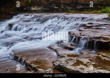 Detail eines kaskadierenden Wasserfalls über Felsschiefer Stockfoto