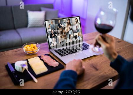 Virtuelle Weinprobe Dinner-Event Online Mit Laptop Stockfoto