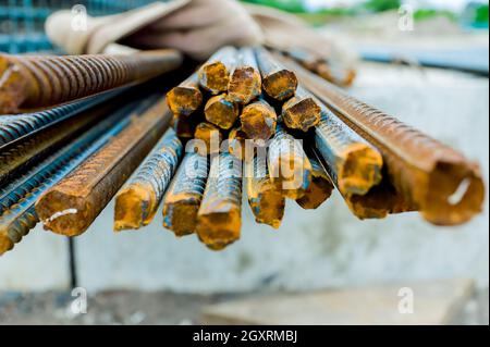 Bewehrungsstäbe mit dem Periodenprofil in den Packungen werden im Metallproduktelager gelagert, Stockfoto