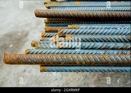 Bewehrungsstäbe mit dem Periodenprofil in den Packungen werden im Metallproduktelager gelagert, Stockfoto