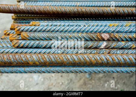 Bewehrungsstäbe mit dem Periodenprofil in den Packungen werden im Metallproduktelager gelagert, Stockfoto