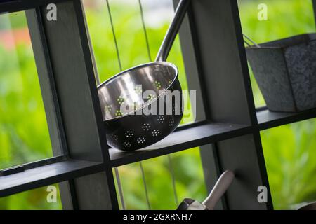 Modernes Restaurant Outdoor Küche Kochgeschirr Dekoration Hintergrund Stockfoto