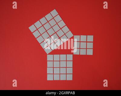 Geometrische Demonstration des Pythagoras-Theorems mit Pappquadraten Stockfoto