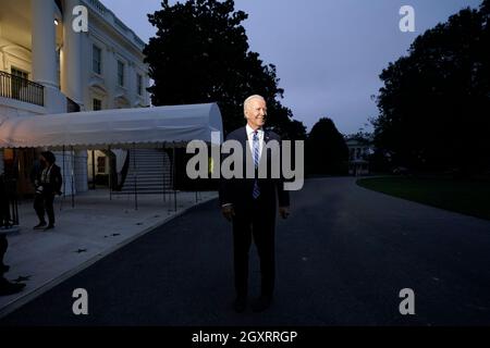 Washington, Vereinigte Staaten. Oktober 2021. Der Präsident der Vereinigten Staaten, Joe Biden, spricht auf dem South Lawn des Weißen Hauses vor Medienvertretern, nachdem er am 5. Oktober 2021 von Michigan aus nach Washington, DC zurückgekehrt ist. Quelle: Yuri Gripas/Pool via CNP/dpa/Alamy Live News Stockfoto