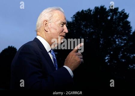 Washington, Vereinigte Staaten. Oktober 2021. Der Präsident der Vereinigten Staaten, Joe Biden, spricht auf dem South Lawn des Weißen Hauses vor Medienvertretern, nachdem er am 5. Oktober 2021 von Michigan aus nach Washington, DC zurückgekehrt ist. Quelle: Yuri Gripas/Pool via CNP/dpa/Alamy Live News Stockfoto