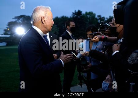 Washington, Vereinigte Staaten. Oktober 2021. Der Präsident der Vereinigten Staaten, Joe Biden, spricht auf dem South Lawn des Weißen Hauses vor Medienvertretern, nachdem er am 5. Oktober 2021 von Michigan aus nach Washington, DC zurückgekehrt ist. Quelle: Yuri Gripas/Pool via CNP/dpa/Alamy Live News Stockfoto