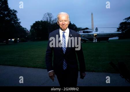 Washington, Vereinigte Staaten. Oktober 2021. Der Präsident der Vereinigten Staaten, Joe Biden, spricht auf dem South Lawn des Weißen Hauses vor Medienvertretern, nachdem er am 5. Oktober 2021 von Michigan aus nach Washington, DC zurückgekehrt ist. Quelle: Yuri Gripas/Pool via CNP/dpa/Alamy Live News Stockfoto