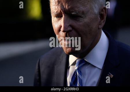 Washington, Vereinigte Staaten. Oktober 2021. Der Präsident der Vereinigten Staaten, Joe Biden, spricht auf dem South Lawn des Weißen Hauses vor Medienvertretern, nachdem er am 5. Oktober 2021 von Michigan aus nach Washington, DC zurückgekehrt ist. Quelle: Yuri Gripas/Pool via CNP/dpa/Alamy Live News Stockfoto