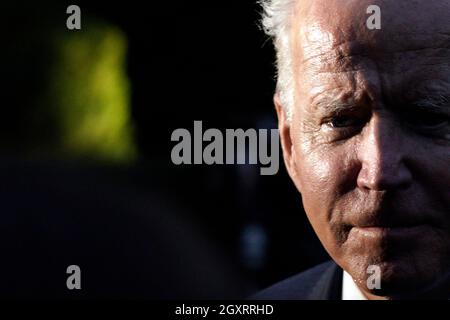 Washington, Vereinigte Staaten. Oktober 2021. Der Präsident der Vereinigten Staaten, Joe Biden, spricht auf dem South Lawn des Weißen Hauses vor Medienvertretern, nachdem er am 5. Oktober 2021 von Michigan aus nach Washington, DC zurückgekehrt ist. Quelle: Yuri Gripas/Pool via CNP/dpa/Alamy Live News Stockfoto