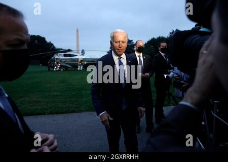 Washington, Vereinigte Staaten. Oktober 2021. Der Präsident der Vereinigten Staaten, Joe Biden, spricht auf dem South Lawn des Weißen Hauses vor Medienvertretern, nachdem er am 5. Oktober 2021 von Michigan aus nach Washington, DC zurückgekehrt ist. Quelle: Yuri Gripas/Pool via CNP/dpa/Alamy Live News Stockfoto