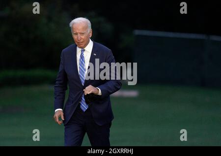 Washington, Vereinigte Staaten. Oktober 2021. Der Präsident der Vereinigten Staaten, Joe Biden, spaziert auf dem South Lawn des Weißen Hauses, nachdem er am 5. Oktober 2021 von Michigan nach Washington, DC zurückgekehrt ist. Quelle: Yuri Gripas/Pool via CNP/dpa/Alamy Live News Stockfoto