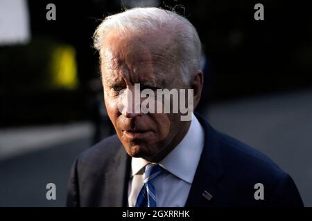 Washington, Vereinigte Staaten. Oktober 2021. Der Präsident der Vereinigten Staaten, Joe Biden, spricht auf dem South Lawn des Weißen Hauses vor Medienvertretern, nachdem er am 5. Oktober 2021 von Michigan aus nach Washington, DC zurückgekehrt ist. Quelle: Yuri Gripas/Pool via CNP/dpa/Alamy Live News Stockfoto