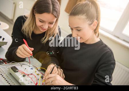 Gruppe von jungen Studenten, die berufliche Praxis mit Lehrer in das elektronische Klassenzimmer, Bildung und Technologie Konzept Stockfoto