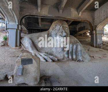 Seattle, WA - USA - Sept 23, 2021: Horizontale Ansicht der berühmte Fremont Troll, eine öffentlich-mediale Kolossalskulptur im Stadtteil Fremont von SE Stockfoto