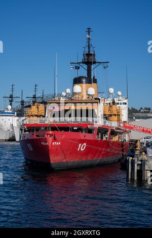 Seattle, WA - USA - Sept 23, 2021: Vertikale Ansicht der USCGC Polar Star (WAGB-10) ein schwerer Eisbrecher der US-Küstenwache, der an einen Pier im gebunden ist Stockfoto