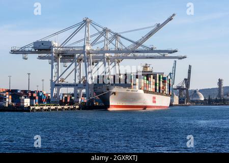 Seattle, WA - USA - Sept 23, 2021: Horizontale Ansicht das Schiff OOCL VANCOUVER ein 2006 gebautes Containerschiff dockte im Hafen von Seattle an. Stockfoto
