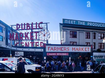 Seattle, WA - USA - 24. September 2021: Horizontale Ansicht des Pike Place Market, einem öffentlichen Markt in Seattle, Washington. Eine der ältesten fortlaufenden Oper Stockfoto
