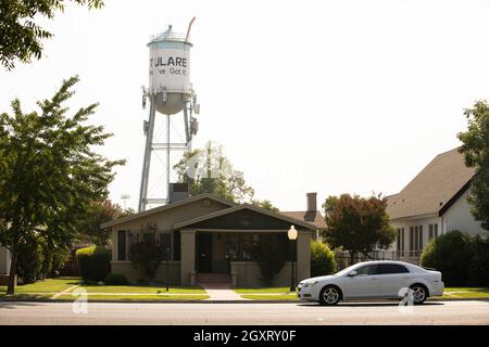 Tulare, Kalifornien, USA - 14. Juli 2021: Die Morgensonne scheint auf dem Wasserturm in der Innenstadt von Tulare. Stockfoto