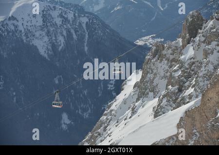Winterlandschaft mit Ski Sessellift Kabine und Berg am sonnigen Tag mit Schnee bedeckt. Stockfoto