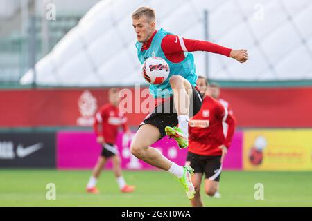 Warschau, Polen. Oktober 2021. Karol Swiderski aus Polen in Aktion während des offiziellen Trainings der polnischen Fußballnationalmannschaft vor den Qualifikationsspielen der FIFA Fußball-Weltmeisterschaft Katar 2022 gegen San Marino und Albanien in Warschau. Kredit: SOPA Images Limited/Alamy Live Nachrichten Stockfoto