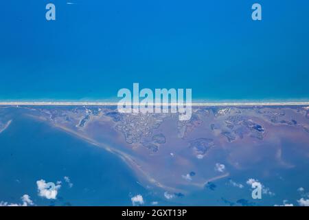 Luftaufnahme der Inseln gegen blaues Wasser Stockfoto