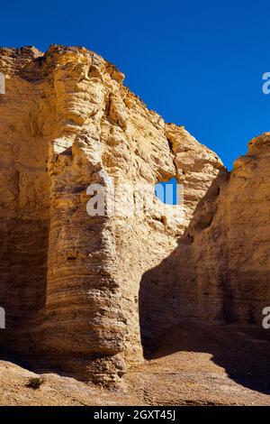 Wellige, dünne Steinsäulen aus weißem Felsen in der Wüste Stockfoto